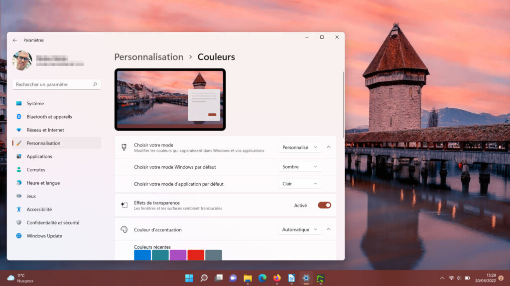 Windows 11 Personnaliser thème - Exemple de couleur d'accentuation automatique et affichage barre des tâches